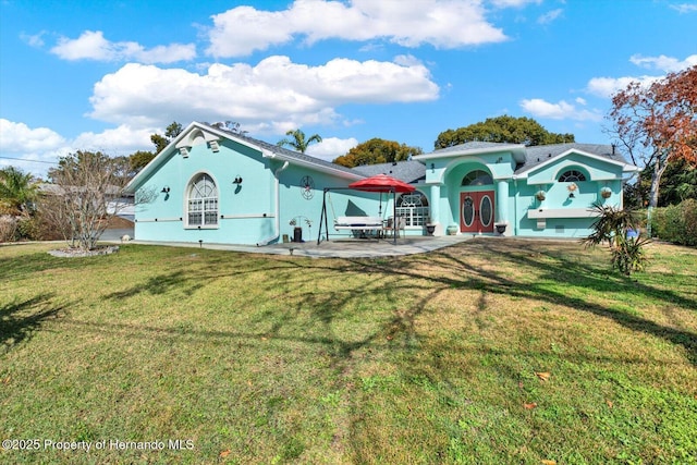 view of front of property featuring a front yard and a patio area