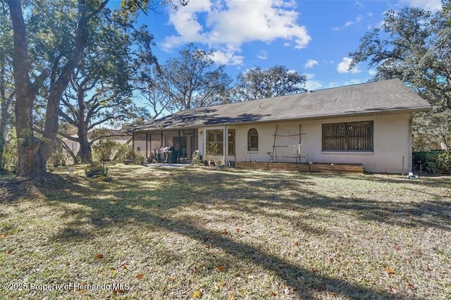 view of front facade featuring a front lawn