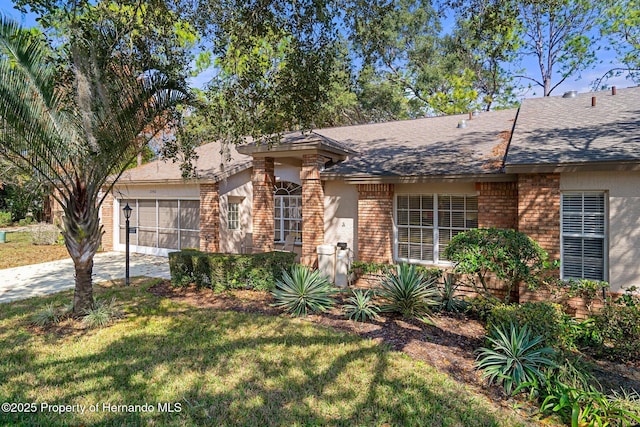 single story home with a front lawn