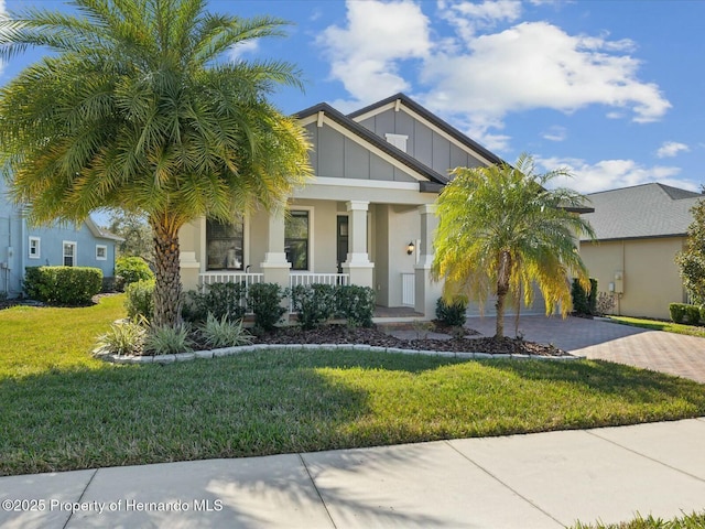 view of front of property featuring a front yard and covered porch