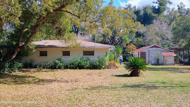 view of yard with a storage shed