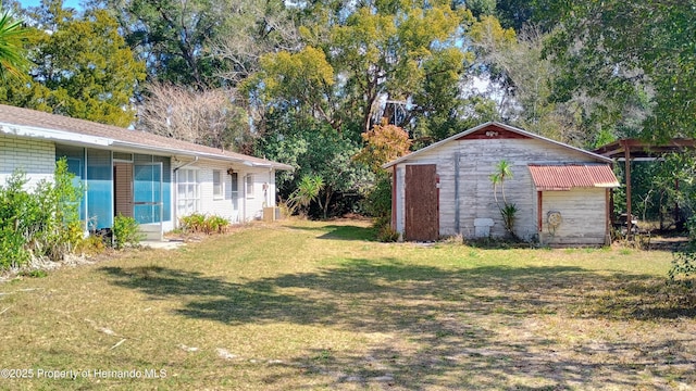 view of yard featuring a storage shed