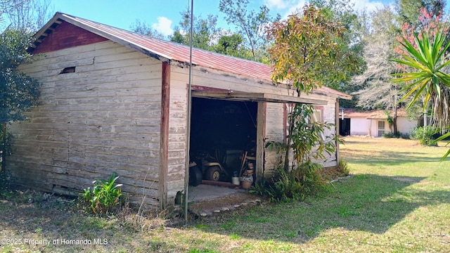 view of outdoor structure featuring a yard