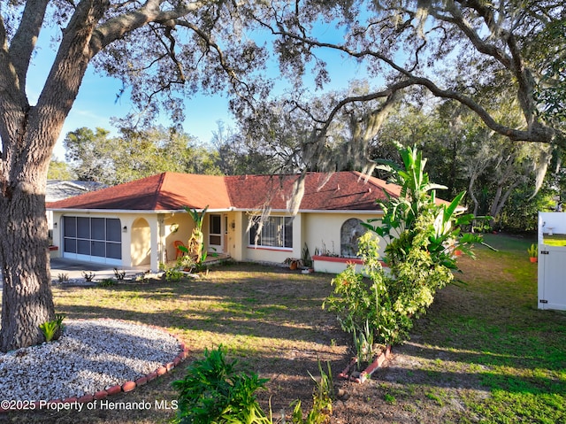 view of front of property featuring a front lawn