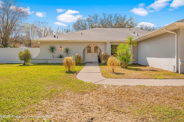 view of front of house featuring a front yard
