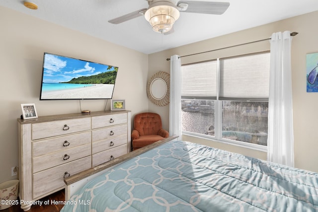 bedroom with ceiling fan