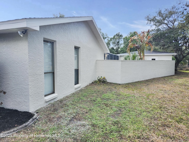 view of side of property featuring a yard