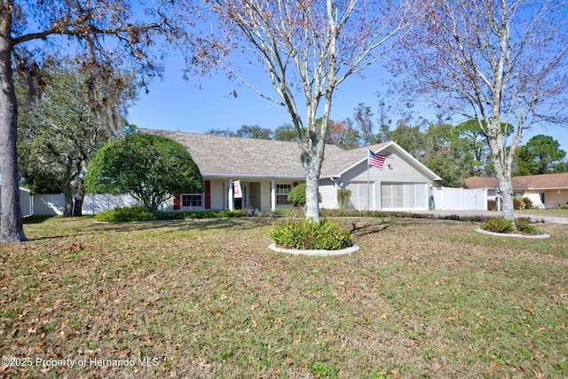 ranch-style home featuring a front lawn