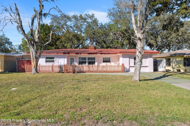 view of front of home featuring a front lawn