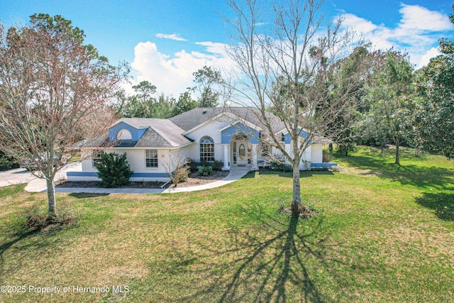 view of front of home featuring a front yard