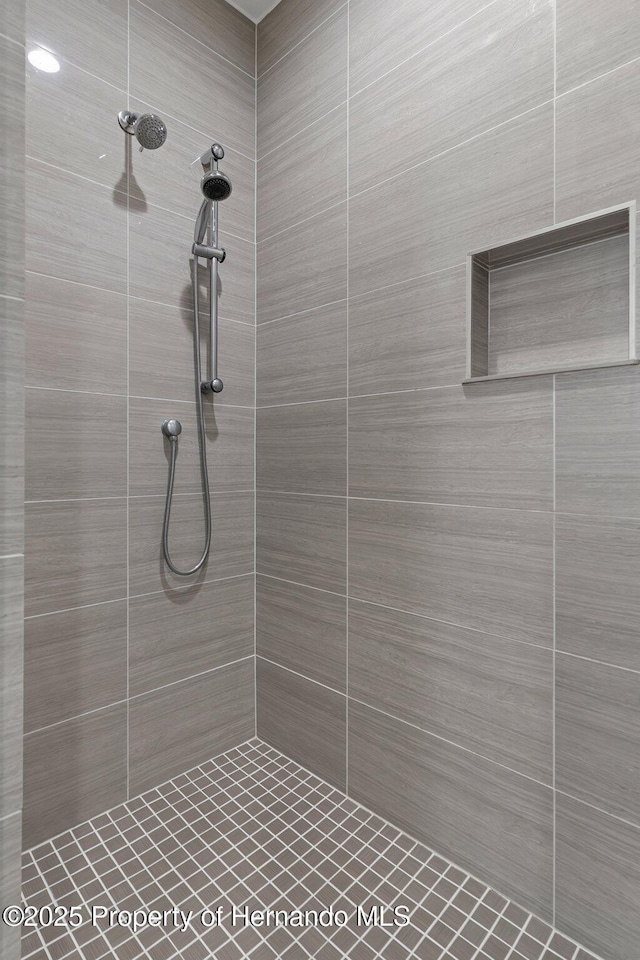 bathroom featuring a tile shower