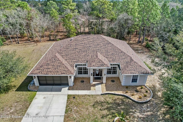 view of front facade featuring a front yard and a garage