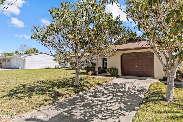 view of front of home featuring a front yard and a garage