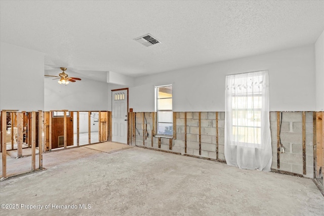 empty room featuring ceiling fan and a textured ceiling