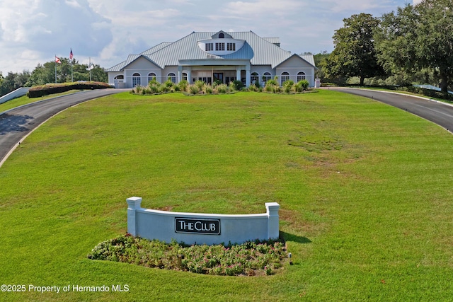 view of front facade with driveway and a front lawn