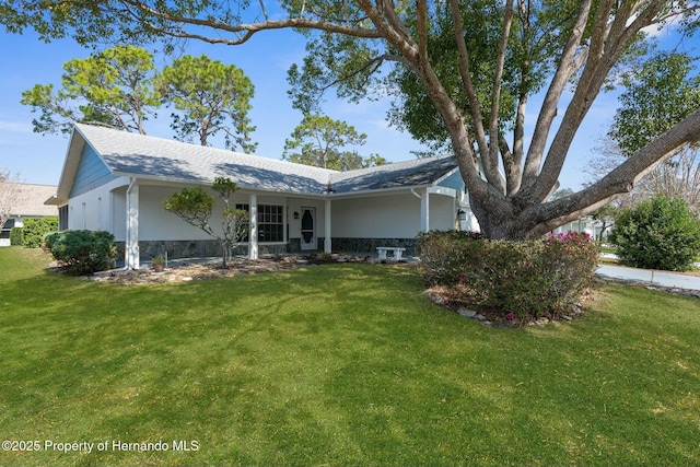 view of front of property featuring a front yard