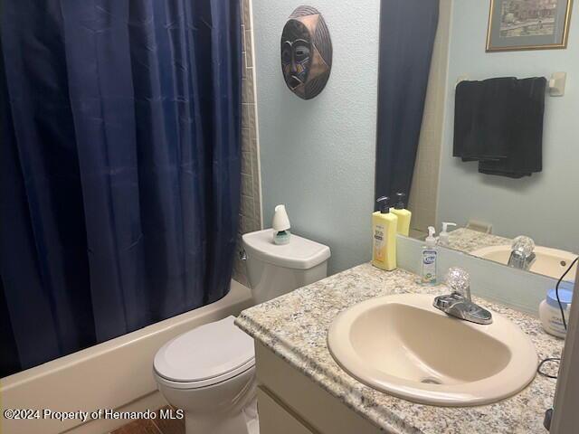 full bath featuring vanity, toilet, and shower / bathtub combination with curtain