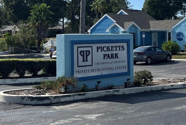 view of community / neighborhood sign