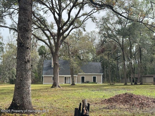 view of front of property featuring a front yard