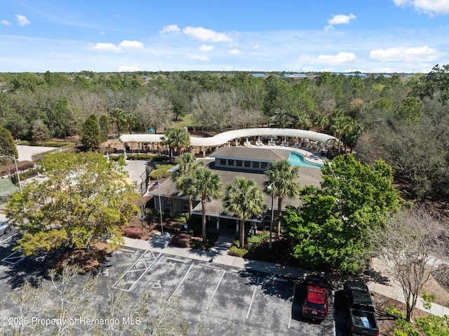 birds eye view of property featuring a forest view