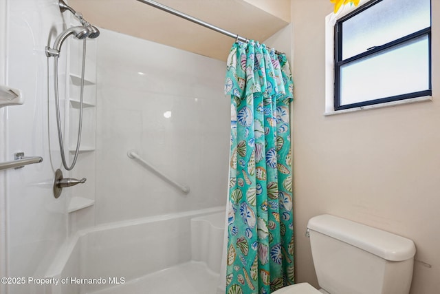 full bath with curtained shower and toilet