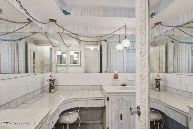 bathroom featuring vanity and decorative backsplash