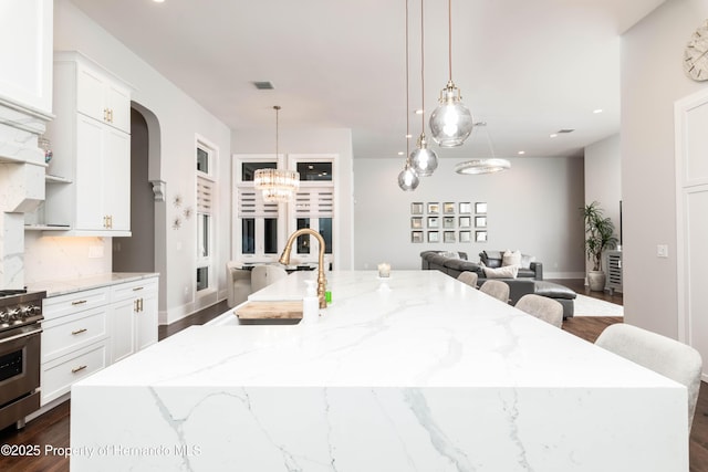 dining room featuring visible vents, baseboards, dark wood-style floors, a chandelier, and recessed lighting