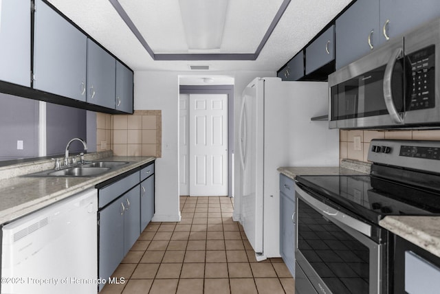 kitchen featuring a sink, blue cabinets, visible vents, and stainless steel appliances