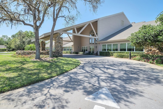 view of front of house with driveway and a front yard