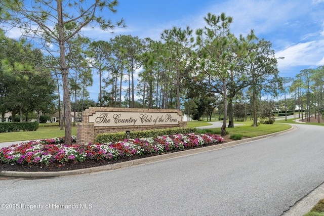 community sign featuring a yard