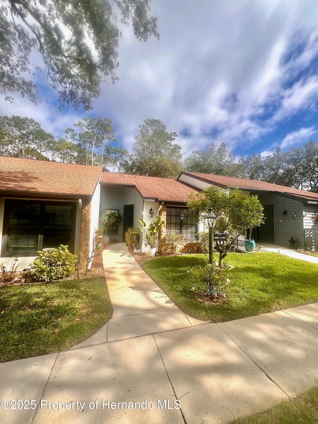 single story home with a front yard