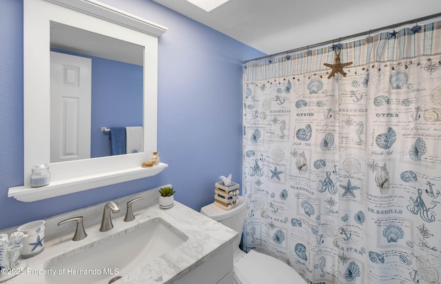 bathroom featuring a shower with shower curtain, vanity, and toilet