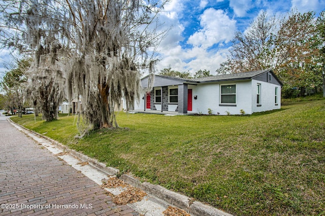 ranch-style house featuring a front yard