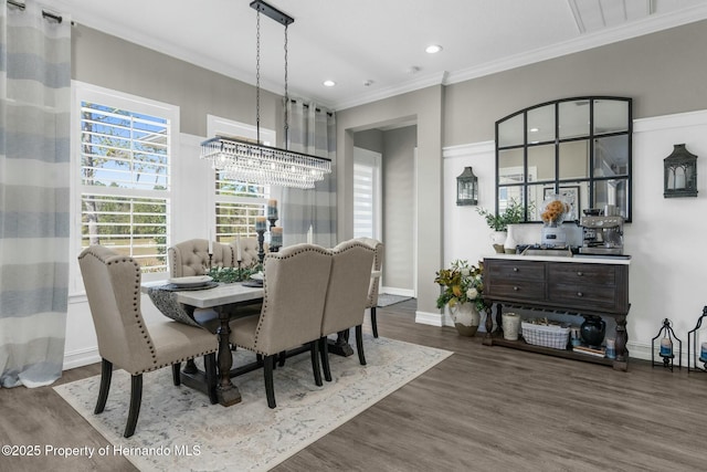 dining space featuring baseboards, visible vents, ornamental molding, wood finished floors, and recessed lighting