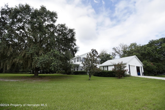 view of front facade featuring driveway and a front lawn