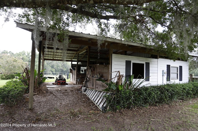 view of front of property with an outdoor structure