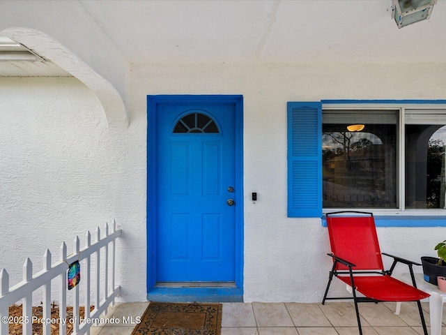 property entrance featuring stucco siding