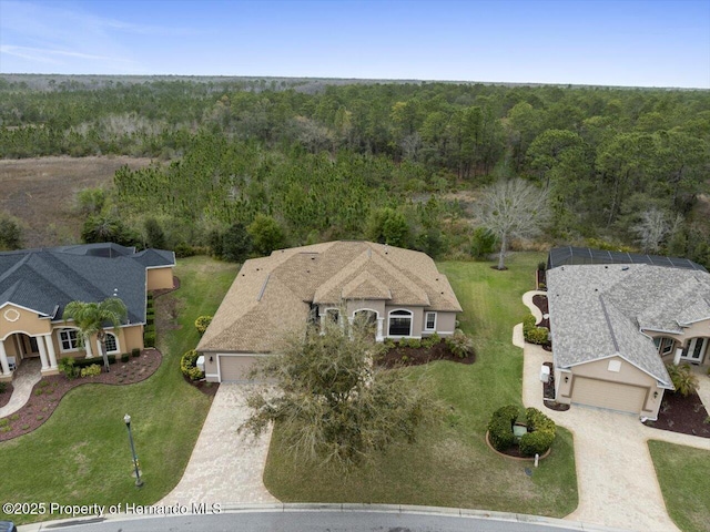 birds eye view of property featuring a forest view