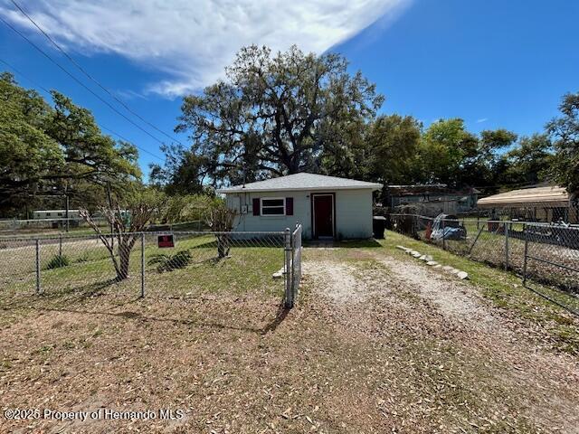 view of front of house with fence and driveway