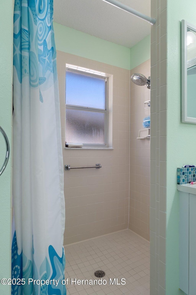 bathroom featuring tiled shower