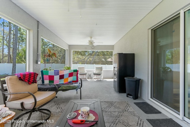 sunroom / solarium with a ceiling fan