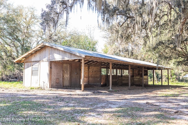 view of outdoor structure with an outbuilding and an exterior structure