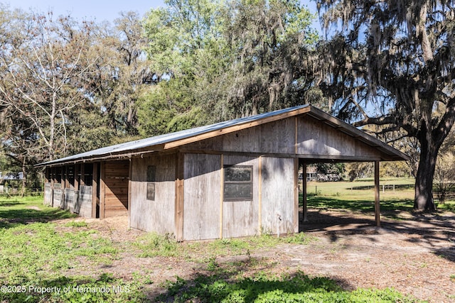 view of outdoor structure featuring an outbuilding