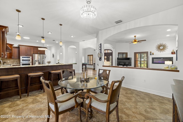 dining area with visible vents, recessed lighting, arched walkways, baseboards, and ceiling fan