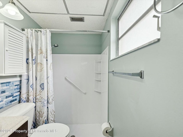 bathroom featuring toilet, a shower with curtain, vanity, and visible vents