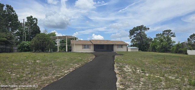 16402 Killearn Ln, Spring Hill Pasco, FL 34610 - view of front facade featuring asphalt driveway and a front yard