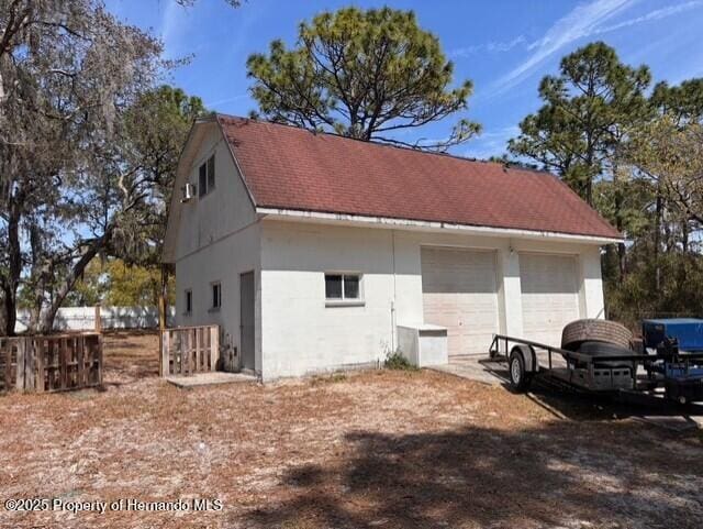 garage featuring dirt driveway