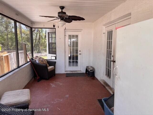 sunroom / solarium with a ceiling fan