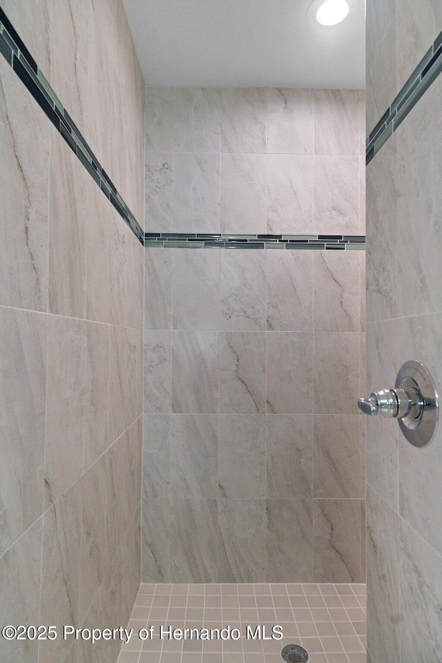 bathroom featuring a tile shower