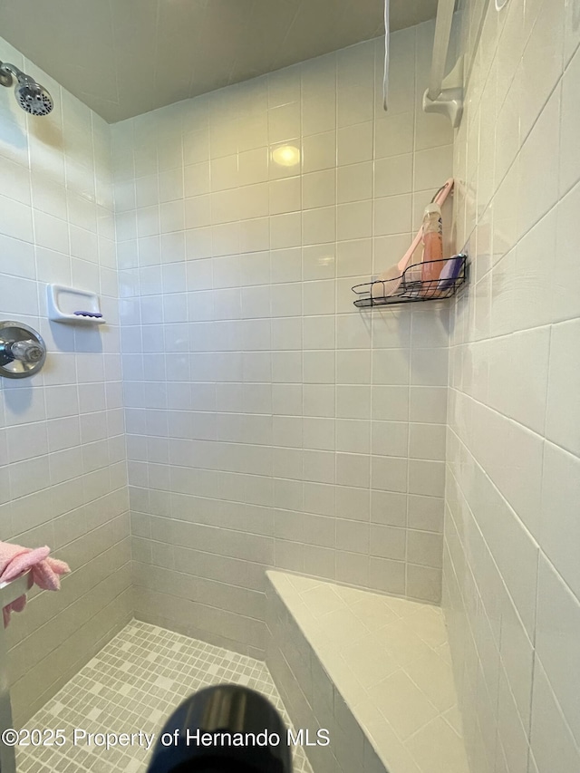 full bathroom featuring a tile shower